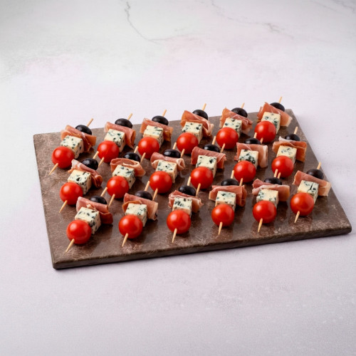  Канапе с Дор‑блю, прошутто, маслинами и томатами