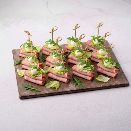 Канапе с ветчиной, мини‑моцареллой и руколой