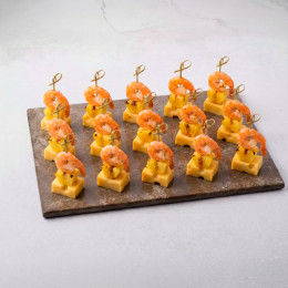 Канапе с креветками, ананасом и маасдамом