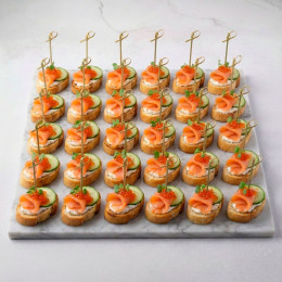 Канапе с лососем, икрой и творожным сыром