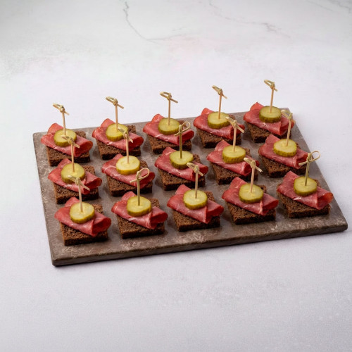 Канапе с сыровяленой говядиной и консервированным огурцом