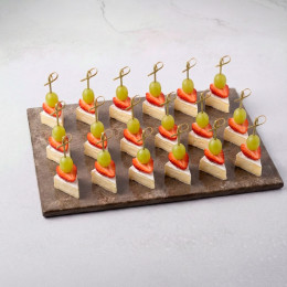 Канапе с камамбером, клубникой и виноградом