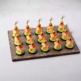 Канапе с крабовым мясом, маасдамом и оливками