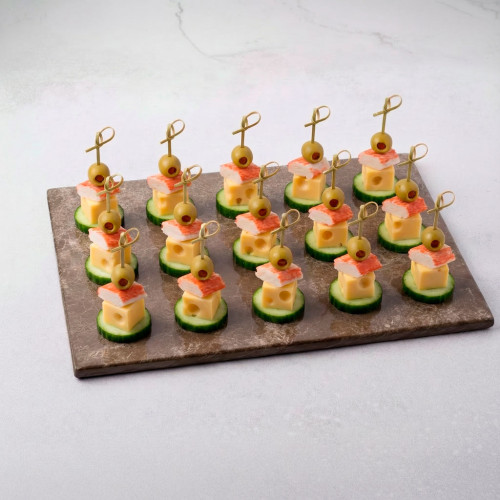 Канапе с крабовым мясом, маасдамом и оливками