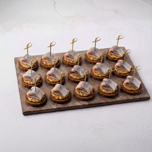 Канапе с сельдью и французской горчицей